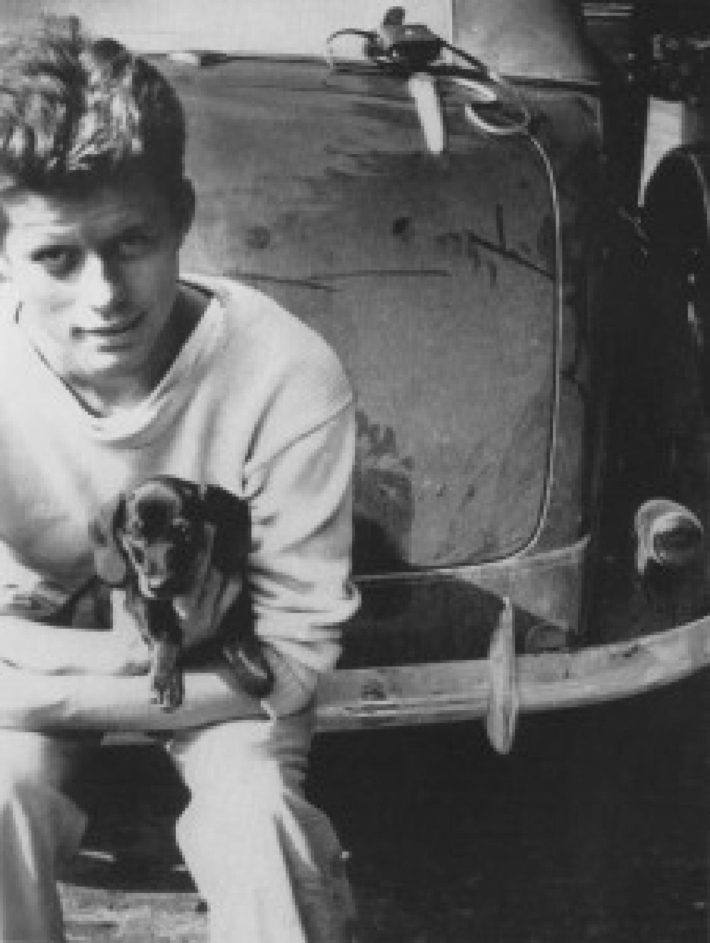 John F. Kennedy und Dunker, sein Dackelwelpe, 1937