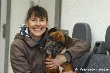 Christine Nickel vom Tierheim Dillenburg mit einem schon viel besser aussehenden Spike